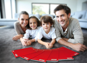 Familie mit Zeitschriften